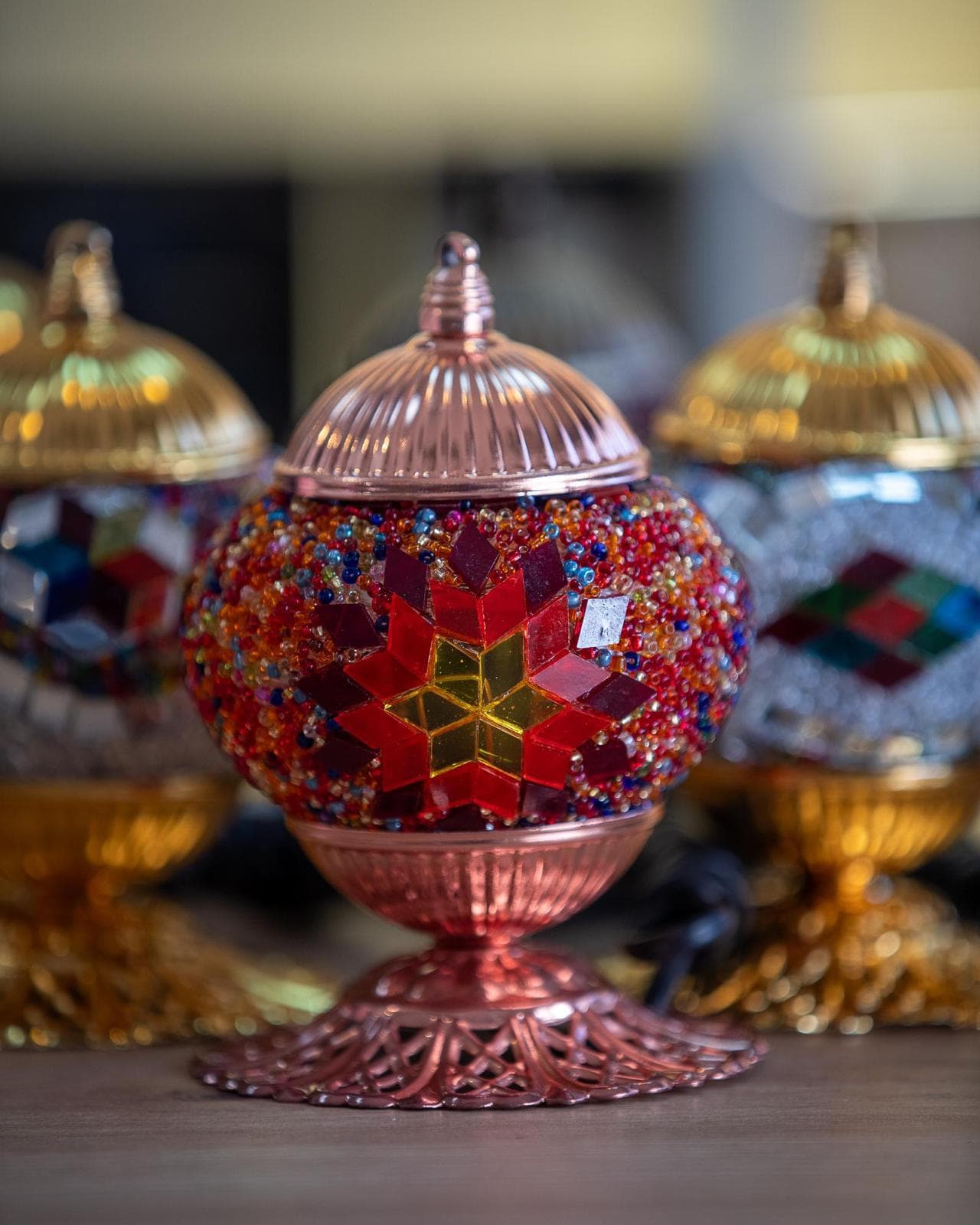 Firuze El Yapımı Mozaik Lamba - Rose Kaideli Çok Renkli ve Kırmızı Yıldız Desenli