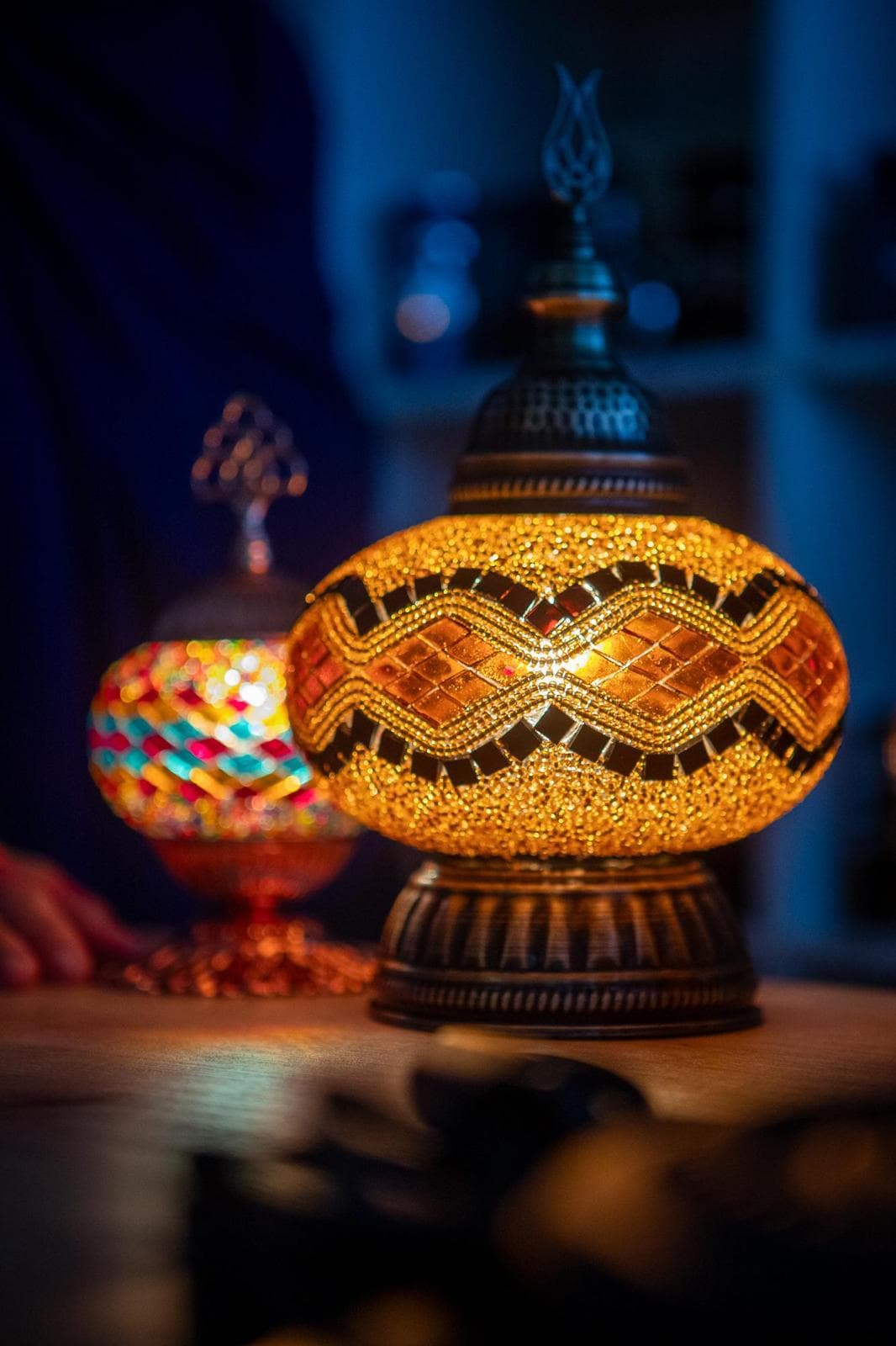 Firuze El Yapımı Mozaik Lamba - Altın Kehribar ve Siyah Motif