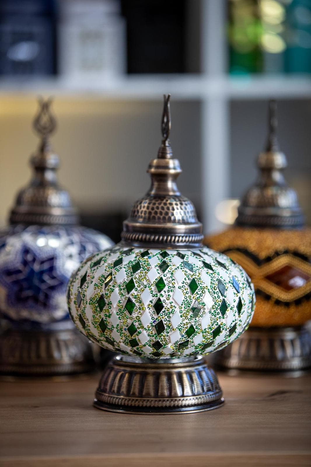 Firuze El Yapımı Mozaik Lamba - Beyaz Zemin Üzeri Zümrüt Yeşili Motif