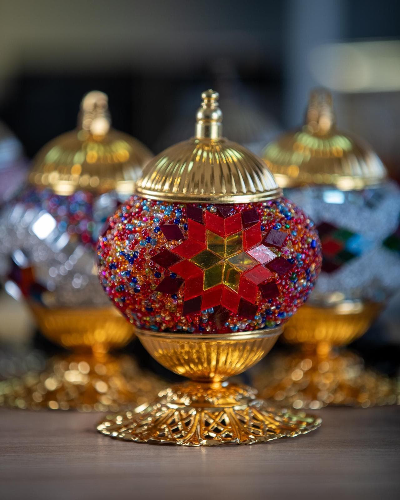 Firuze El Yapımı Mozaik Lamba - Gold Kaideli Çok Renkli ve Kırmızı Yıldız Desenli