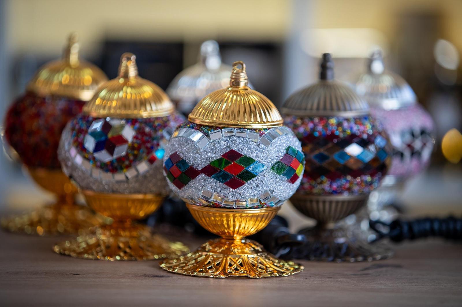 Firuze El Yapımı Mozaik Lamba - Beyaz Zeminli Gold Çerçeve